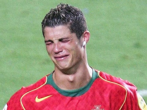 Những giọt nước mắt của Ronaldo sau trận thua Hi Lạp ở chung kết Euro 2004.